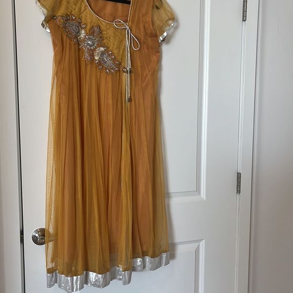 Indian Kurtha with Dupatta and pants. Medium - Picture 6 of 6